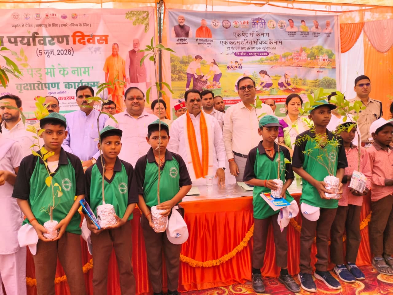पुवायां के स्वामी विवेकानंद महाविद्यालय में पौध रोपित करते विधायक और चेयरमैन। स्रोत : कॉलेज प्र