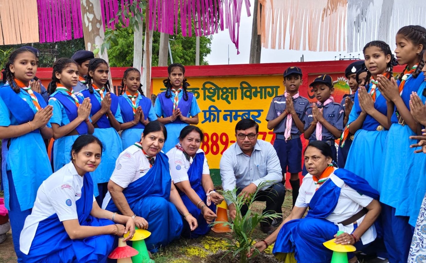 पुवायां के स्वामी विवेकानंद महाविद्यालय में पौध रोपित करते विधायक और चेयरमैन। स्रोत : कॉलेज प्र