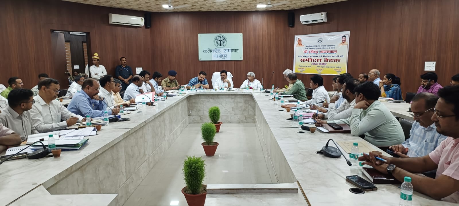 रायफल क्लब सभागार में अधिकारियों के साथ समीक्षा बैठक करते जिले के प्रभारी मंत्री रवींद्र जायसवा रायफल क्लब सभागार में अधिकारियों के साथ समीक्षा बैठक करते जिले के प्रभारी मंत्री रवींद्र जायसवा