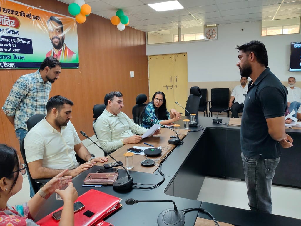 समाधान शिविर में शिकायतें सुनते एडीसी।