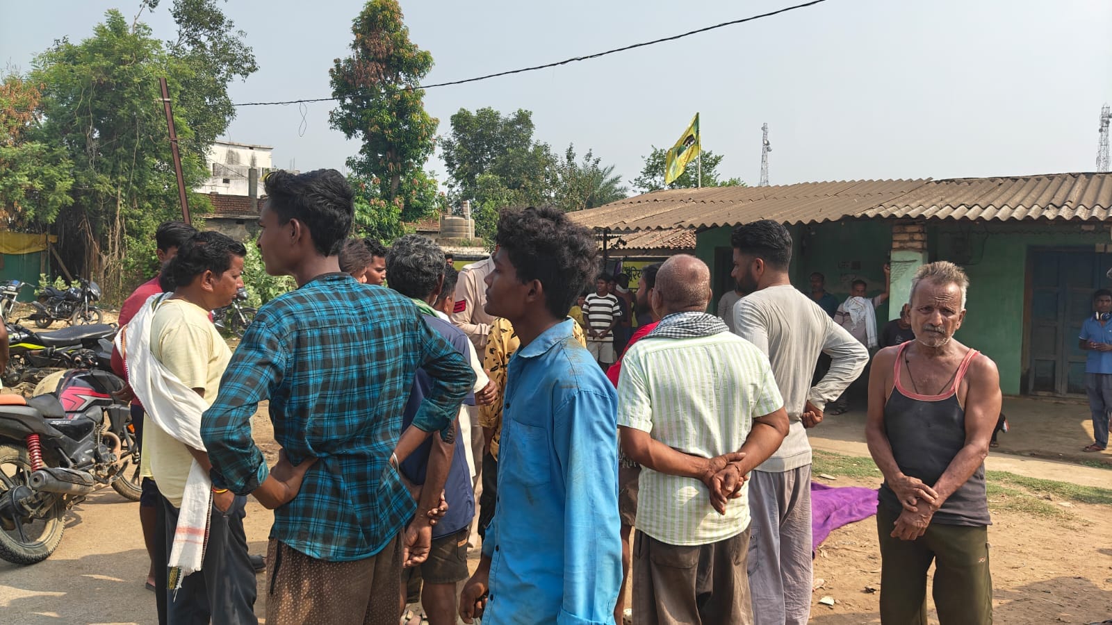 सड़क हादसे के बाद ग्रामीणों ने किया चक्काजाम