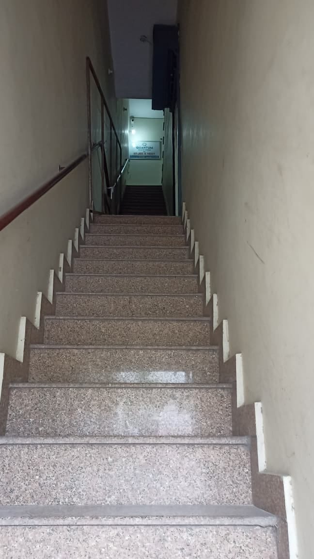 शहर में बने एक होटल में जाती सीढ़ियां। संवाद