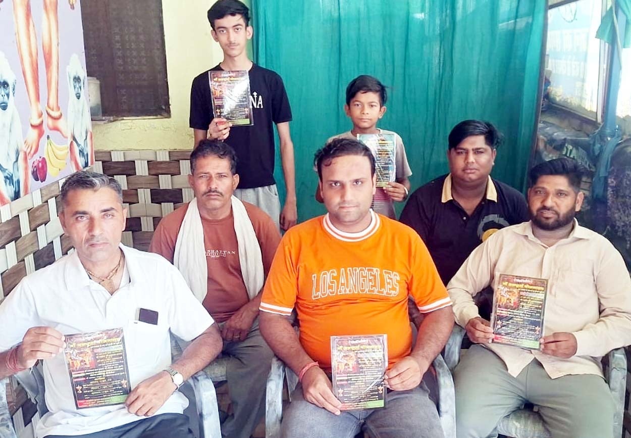श्री श्याम संकीर्तन महोत्सव की तैयारियों की जानकारी देते मंडल के सदस्य। संवाद