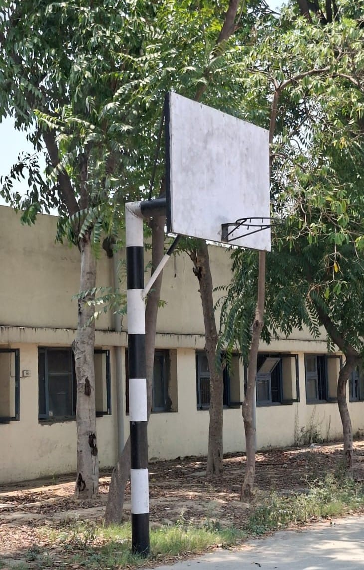 तेजली खेल परिसर के बॉस्केटबॉल कोर्ट में लगा पोल। संवाद