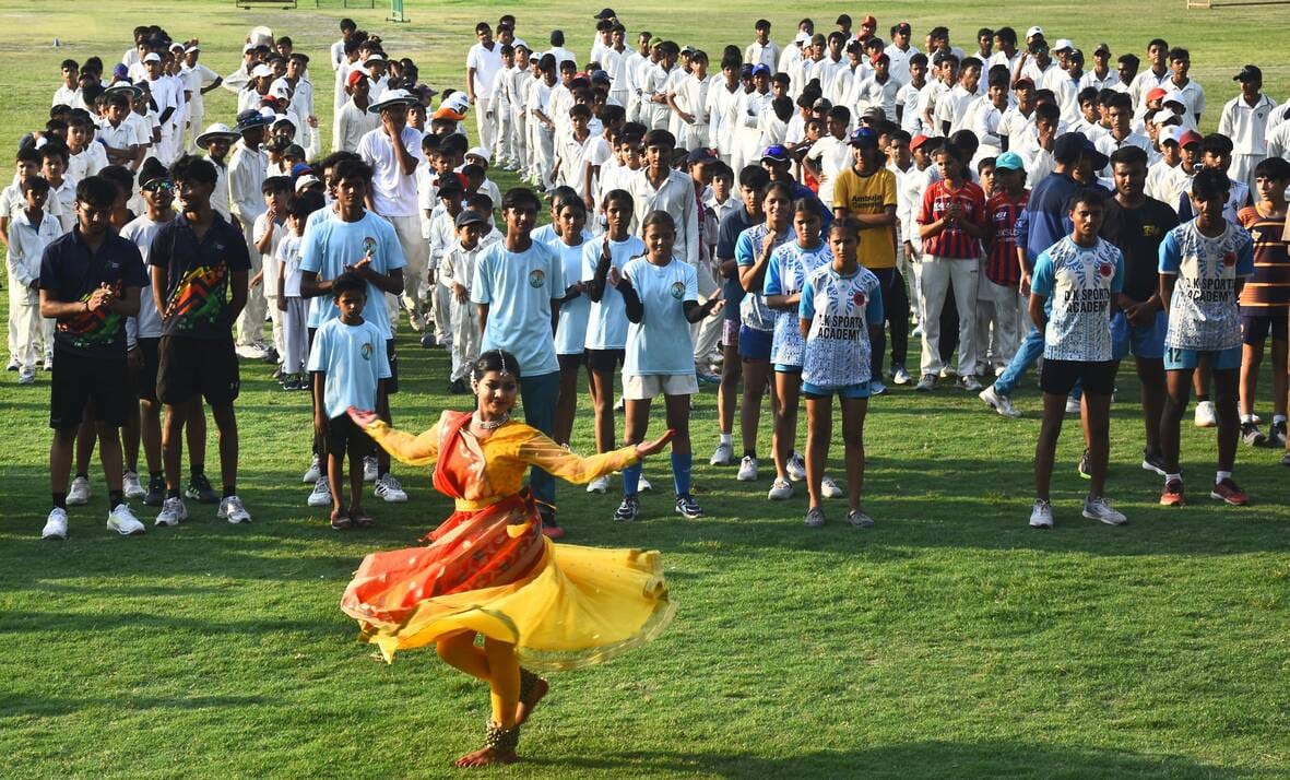 टायराथॉन चैंपियनशिप में टायर चलाते उपमुख्यमंत्री ब्रजेश पाठक