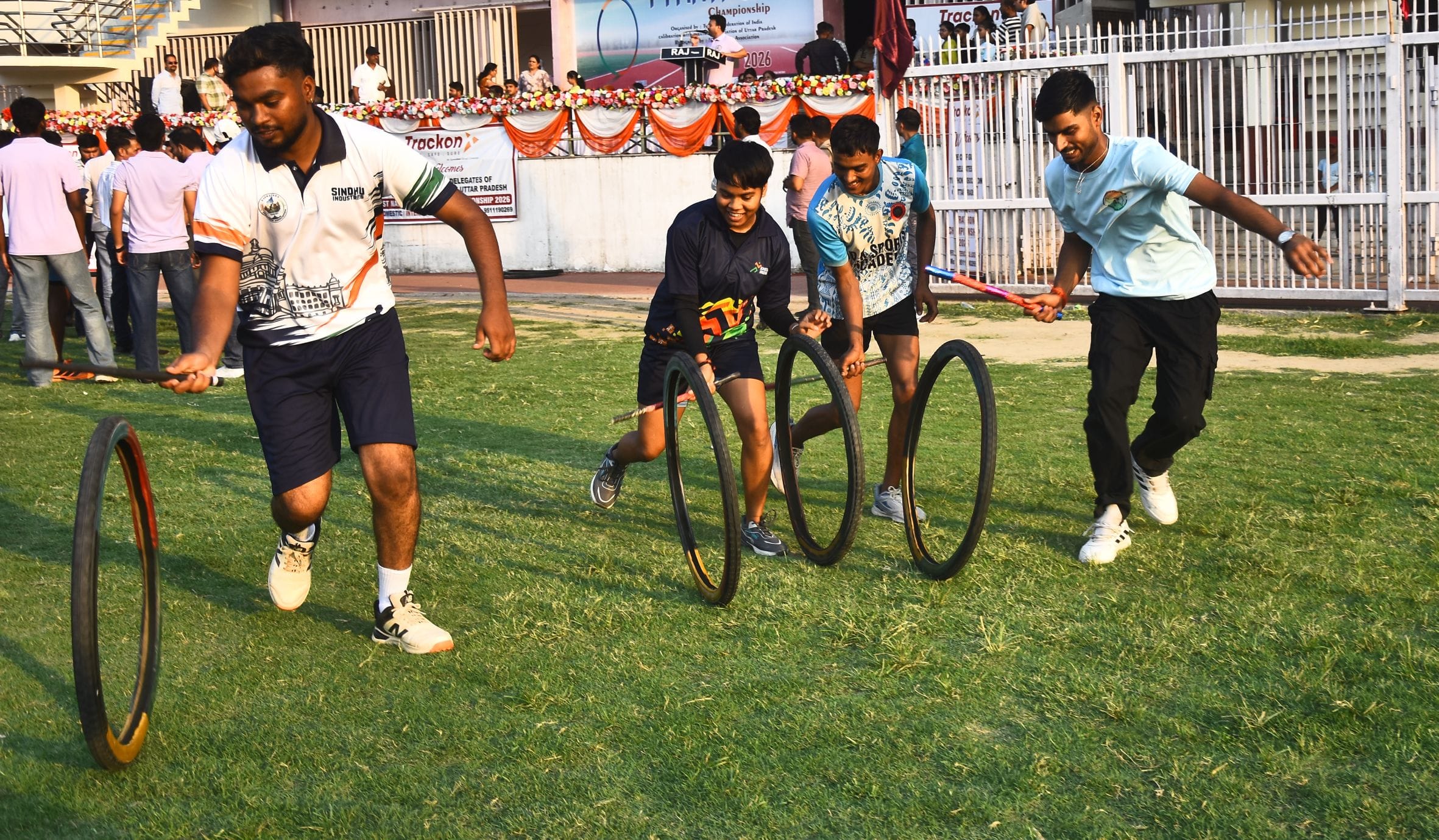 टायराथॉन चैंपियनशिप में टायर चलाते उपमुख्यमंत्री ब्रजेश पाठक