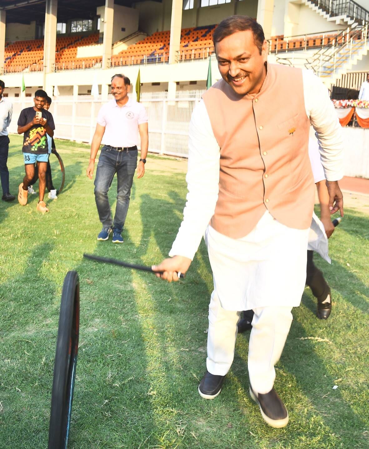 टायराथॉन चैंपियनशिप में टायर चलाते उपमुख्यमंत्री ब्रजेश पाठक