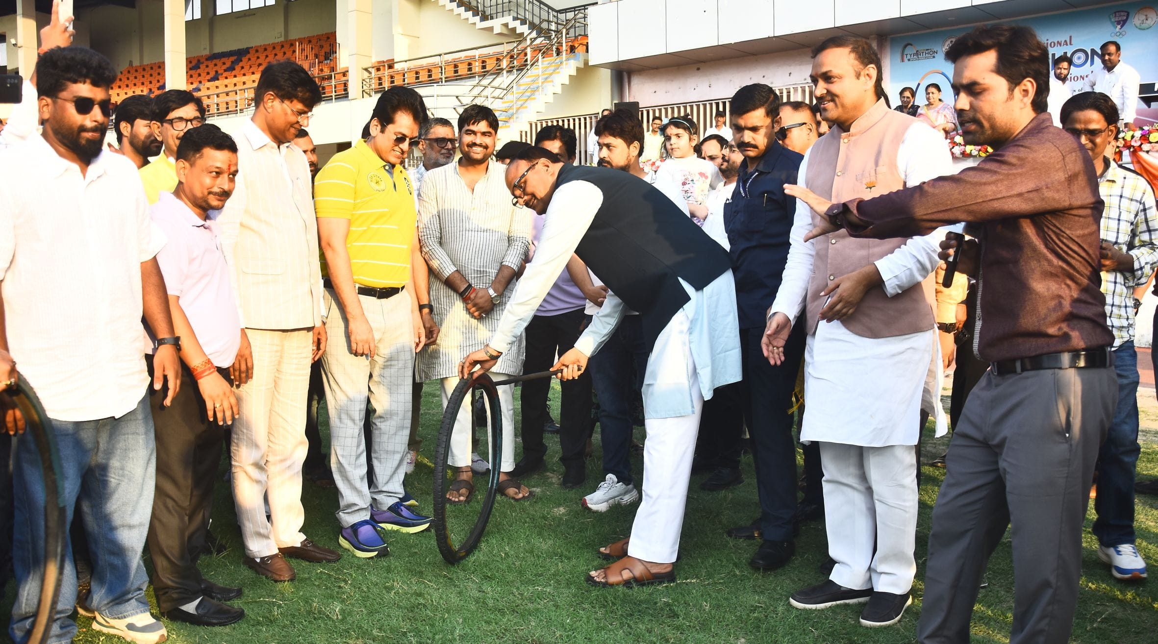 टायराथॉन चैंपियनशिप में टायर चलाते उपमुख्यमंत्री ब्रजेश पाठक