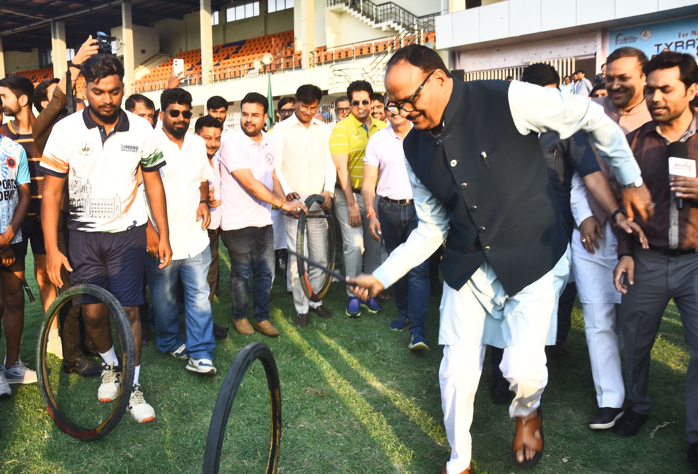 टायराथॉन चैंपियनशिप में टायर चलाते उपमुख्यमंत्री ब्रजेश पाठक