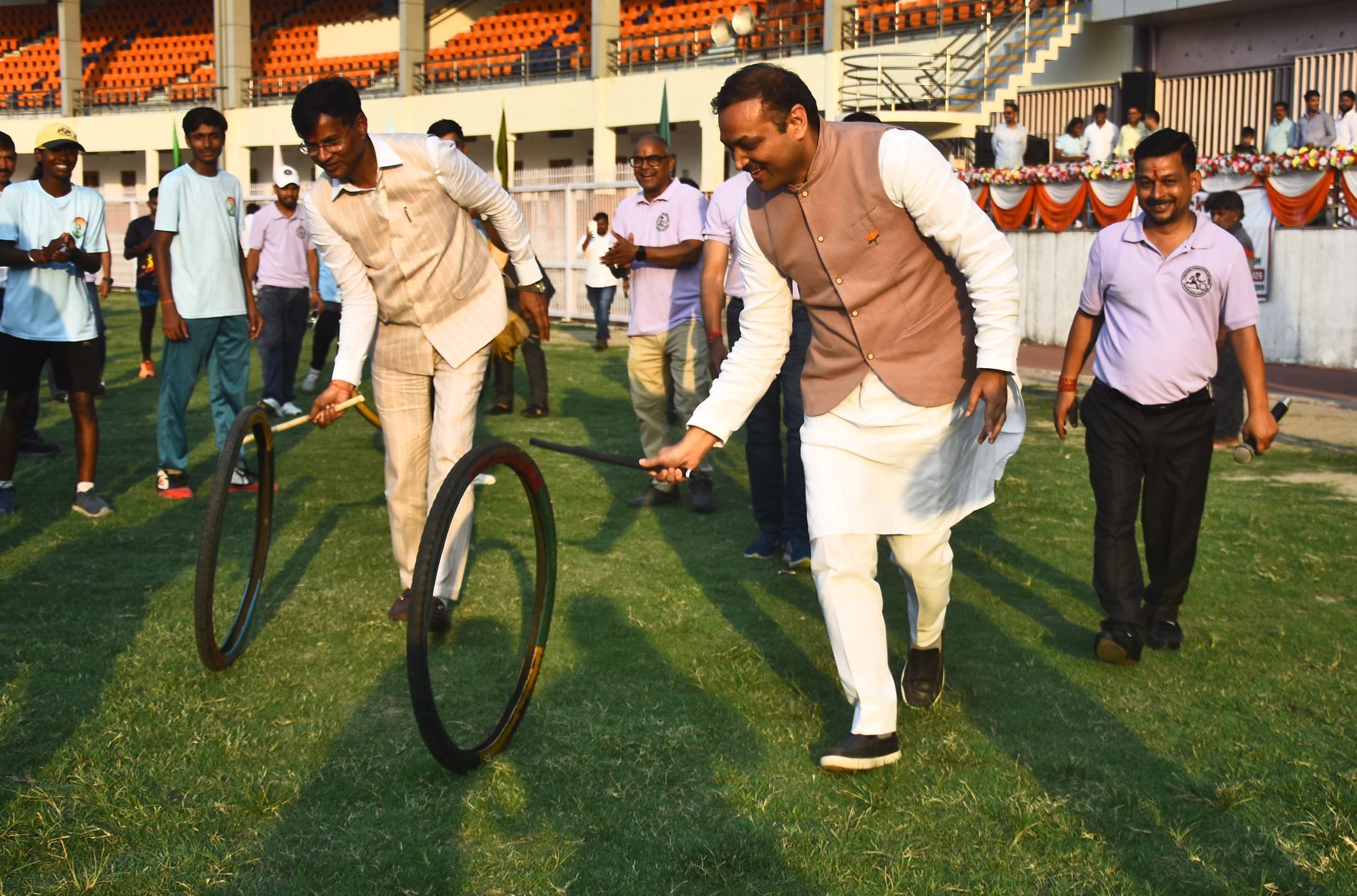 टायराथॉन चैंपियनशिप में टायर चलाते उपमुख्यमंत्री ब्रजेश पाठक