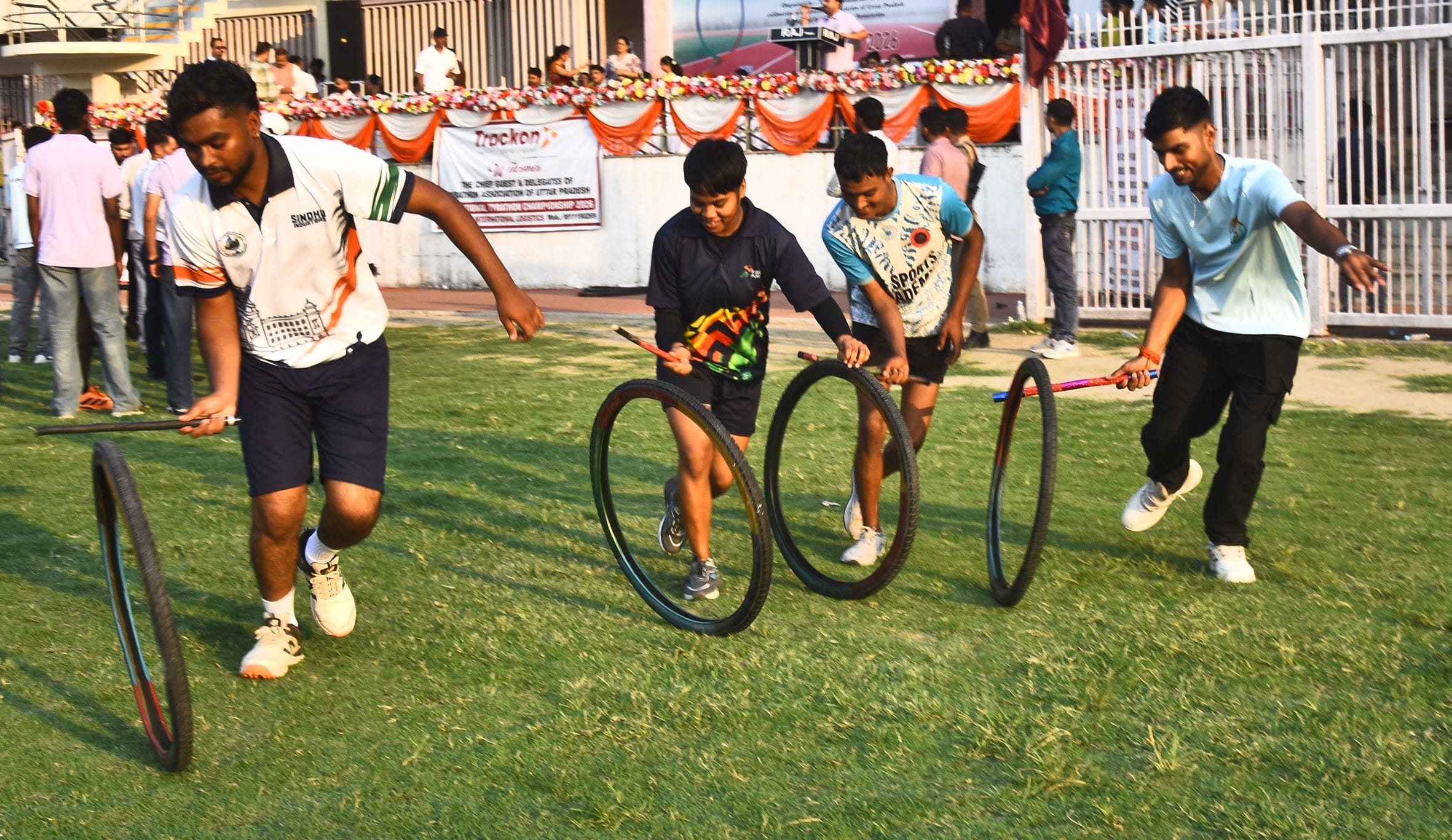 टायराथॉन चैंपियनशिप में टायर चलाते उपमुख्यमंत्री ब्रजेश पाठक