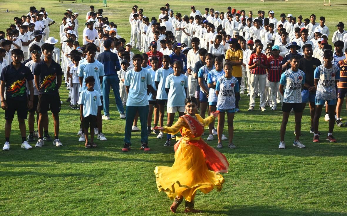 टायराथॉन चैंपियनशिप में टायर चलाते उपमुख्यमंत्री ब्रजेश पाठक