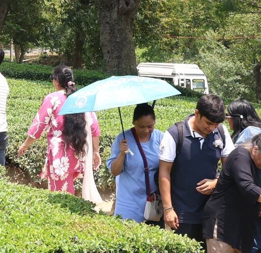 धर्मशाला में वीरवार शाम को खराब हुए मौसम के कारण अंधेरा छा गया। इस दौरान वाहनाें की लाइटें जलाक