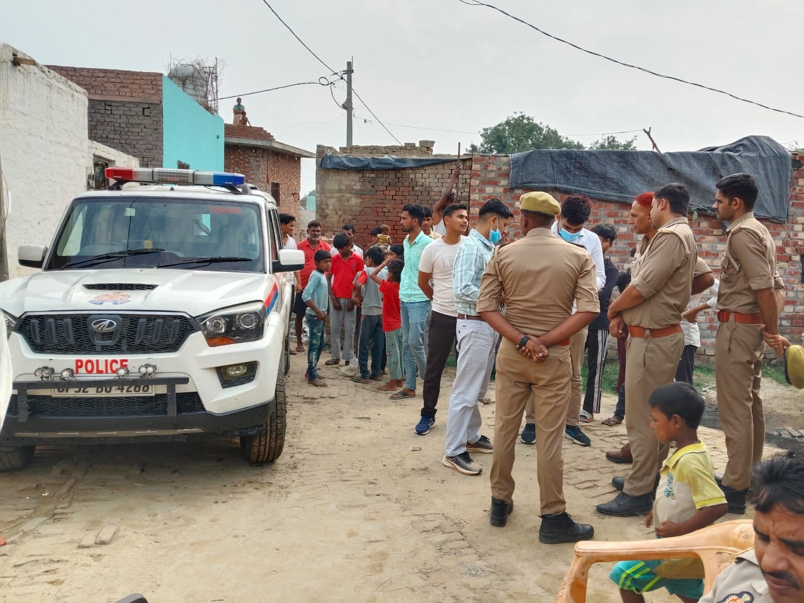 उघैती थाना क्षेत्र के गांव सोनियाखेड़ा में फंदे पर युवक का शव लटका मिलने के बाद शोकाकुल परिजन। उघैती थाना क्षेत्र के गांव सोनियाखेड़ा में फंदे पर युवक का शव लटका मिलने के बाद शोकाकुल परिजन।