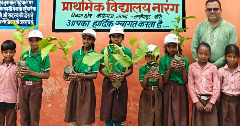 वाईडी काॅलेज में पौधारोपड़ करते शिक्षक व छात्र। संवाद वाईडी काॅलेज में पौधारोपड़ करते शिक्षक व छात्र। संवाद
