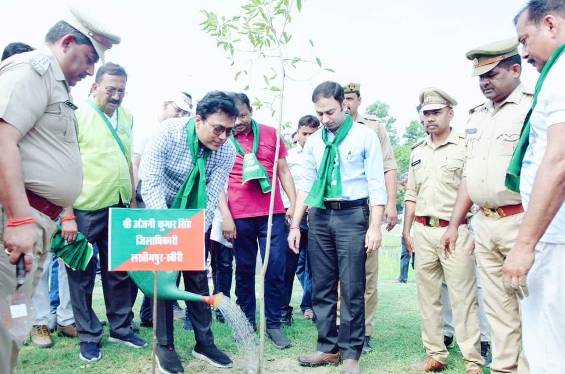 वाईडी काॅलेज में पौधारोपड़ करते शिक्षक व छात्र। संवाद वाईडी काॅलेज में पौधारोपड़ करते शिक्षक व छात्र। संवाद