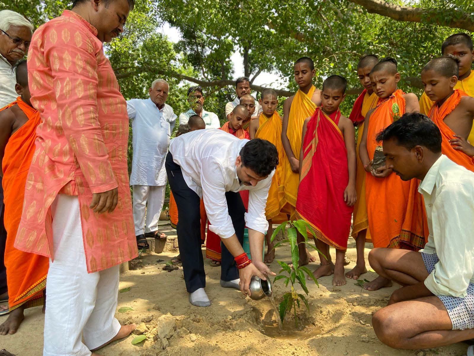 वाईडी काॅलेज में पौधारोपड़ करते शिक्षक व छात्र। संवाद वाईडी काॅलेज में पौधारोपड़ करते शिक्षक व छात्र। संवाद