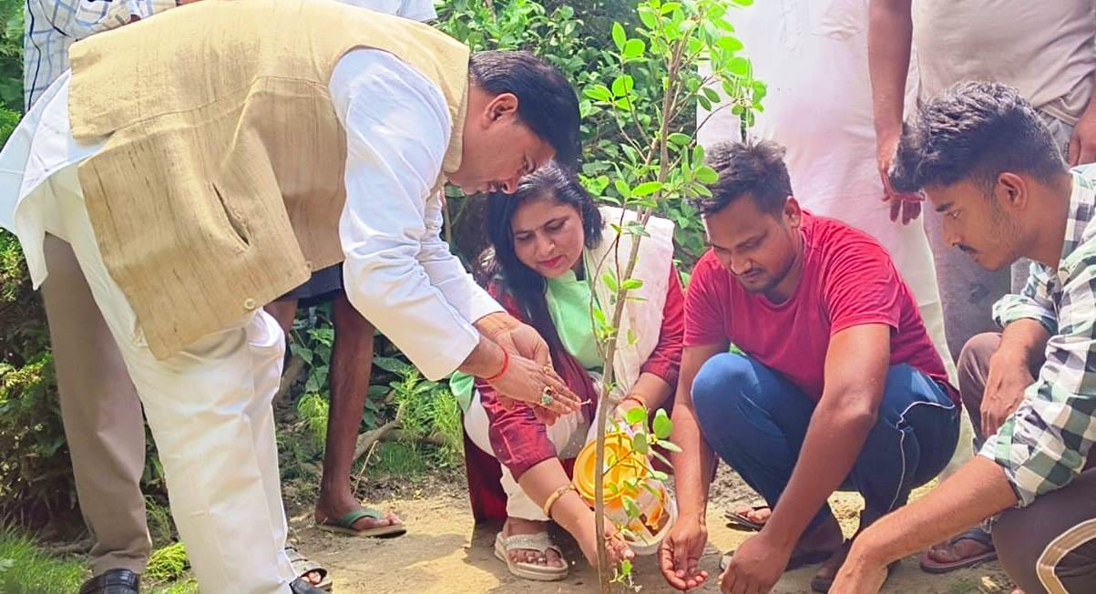वाईडी काॅलेज में पौधारोपड़ करते शिक्षक व छात्र। संवाद वाईडी काॅलेज में पौधारोपड़ करते शिक्षक व छात्र। संवाद