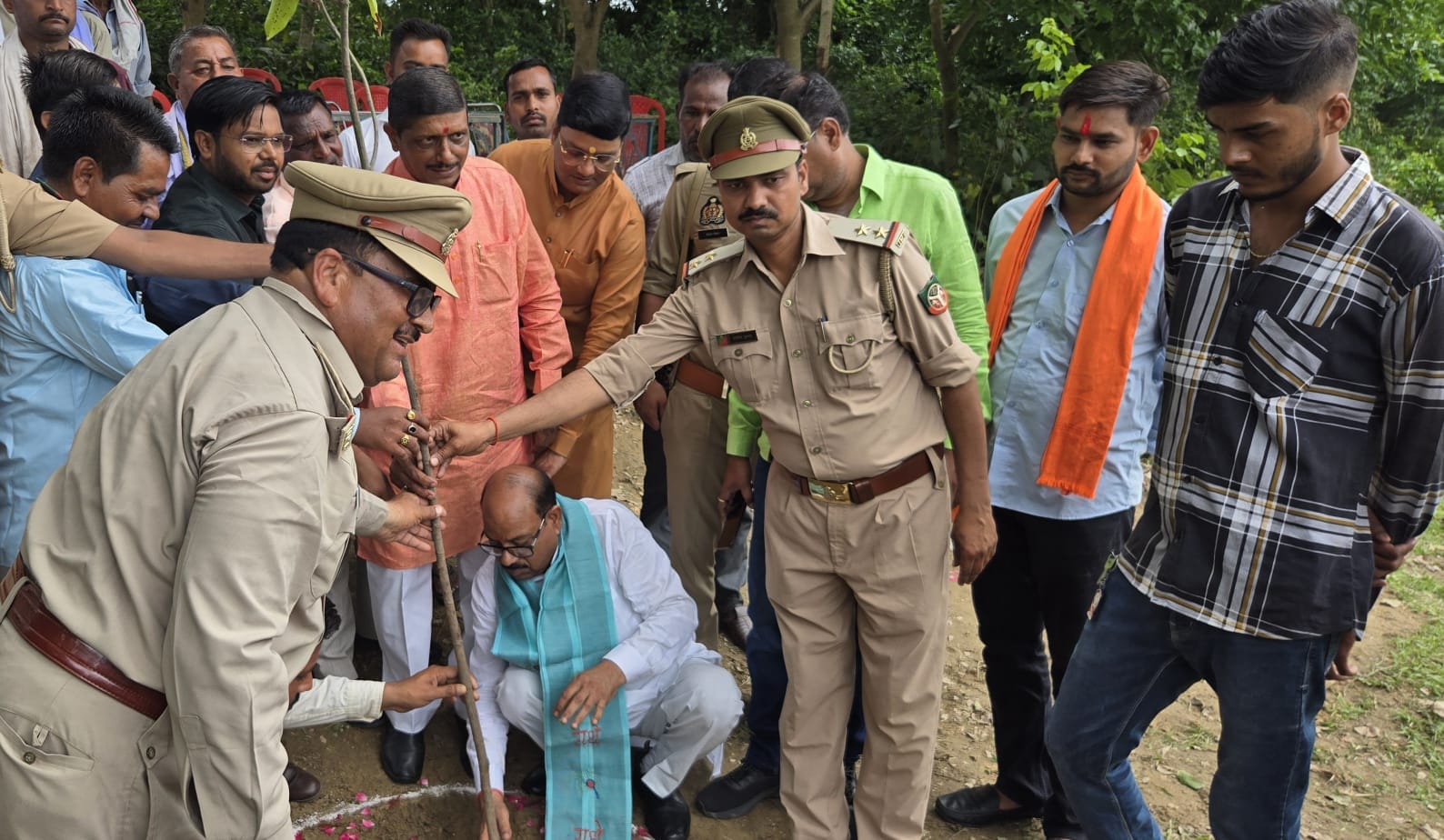 वाईडी काॅलेज में पौधारोपड़ करते शिक्षक व छात्र। संवाद वाईडी काॅलेज में पौधारोपड़ करते शिक्षक व छात्र। संवाद