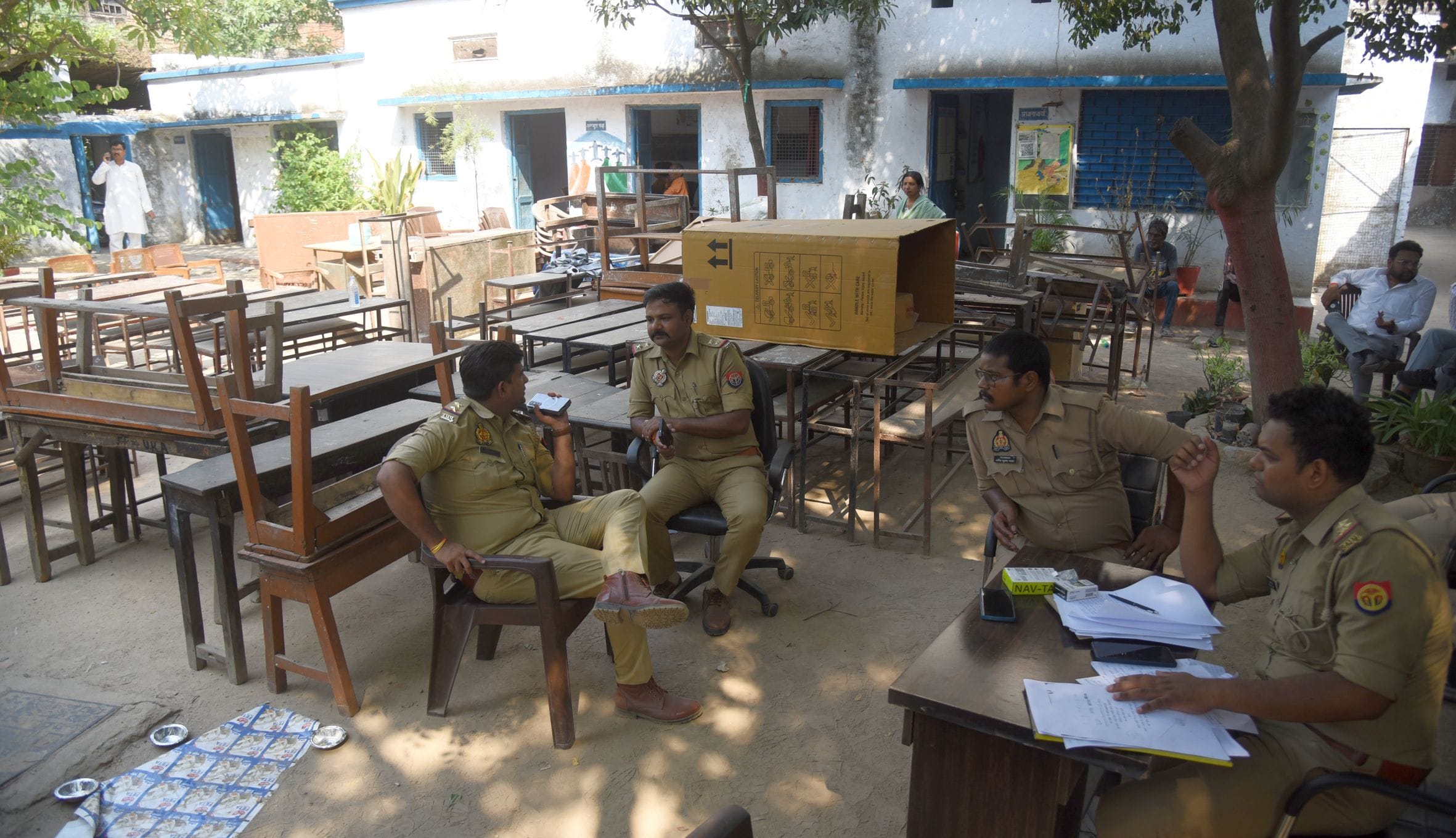 विद्या मंदिर गर्ल्स हाईस्कूल में पुलिस की माैजूदगी में निकाला गया सामान। 