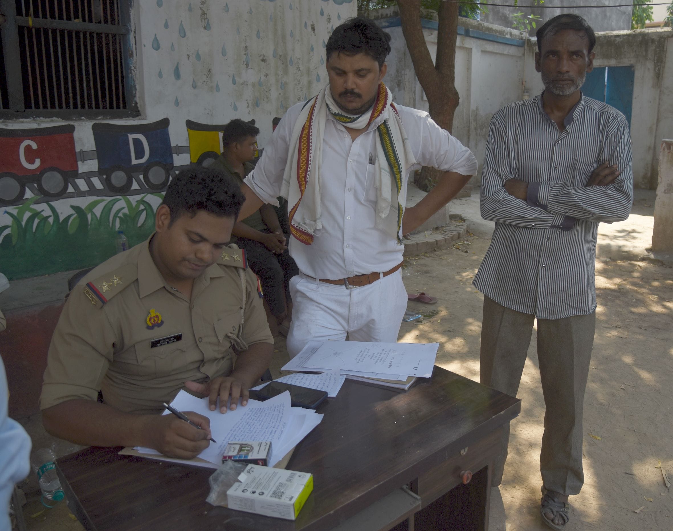 विद्या मंदिर गर्ल्स हाईस्कूल में पुलिस की माैजूदगी में निकाला गया सामान। 