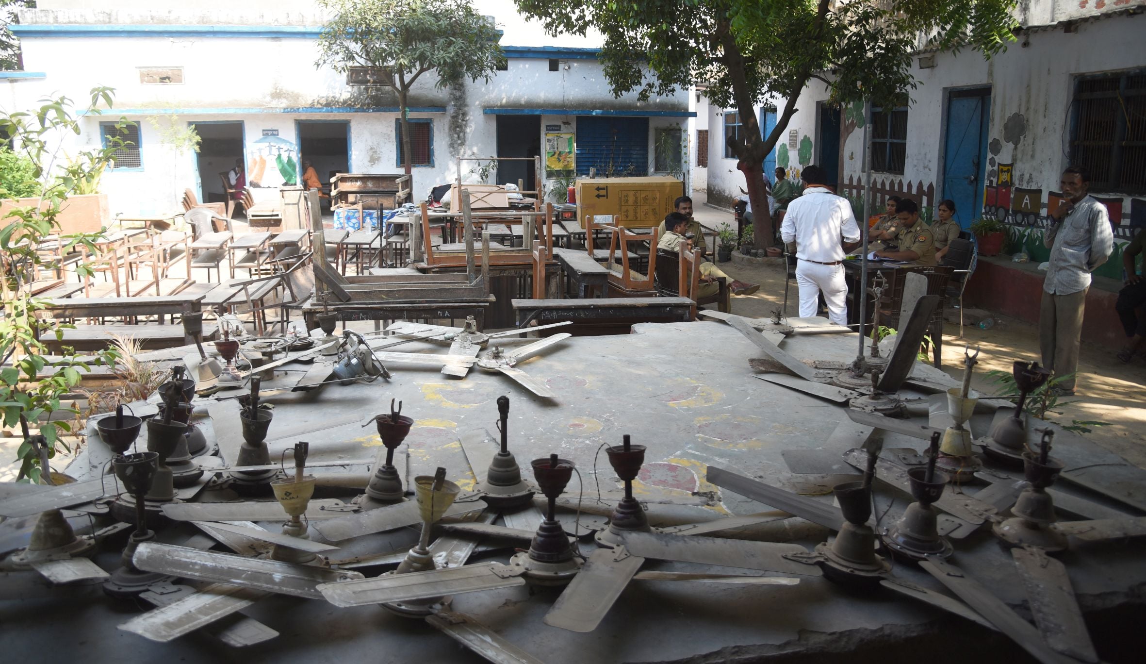 विद्या मंदिर गर्ल्स हाईस्कूल में पुलिस की माैजूदगी में निकाला गया सामान। 