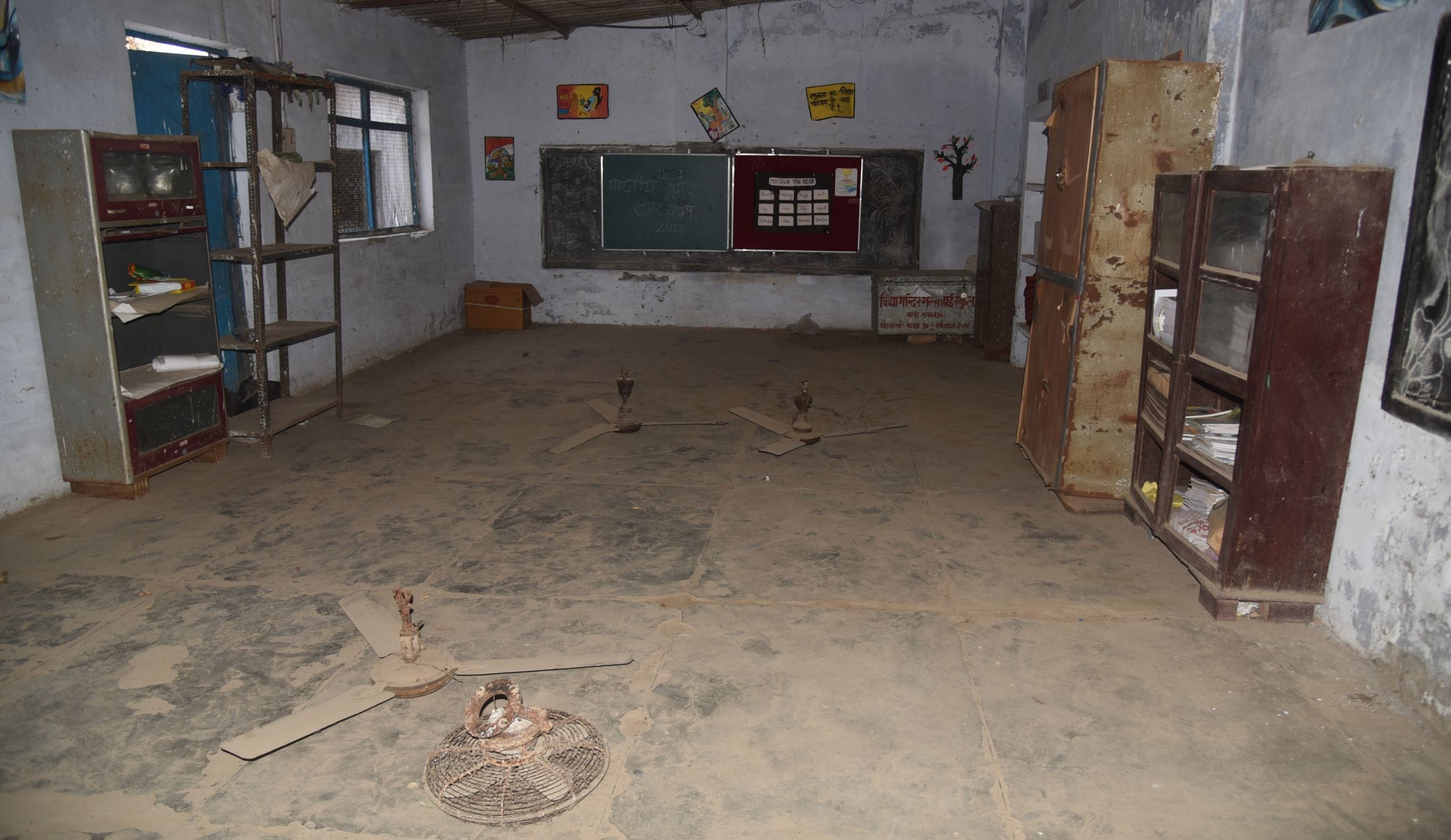 विद्या मंदिर गर्ल्स हाईस्कूल में पुलिस की माैजूदगी में निकाला गया सामान। 