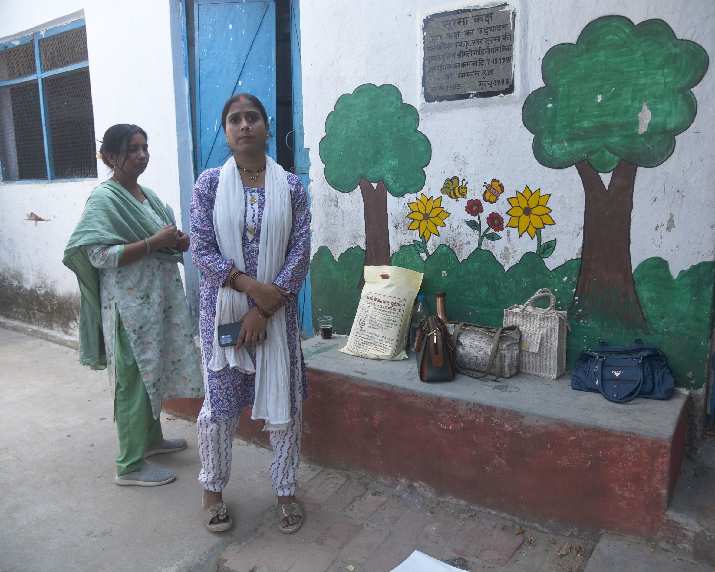 विद्या मंदिर गर्ल्स हाईस्कूल में पुलिस की माैजूदगी में निकाला गया सामान। 