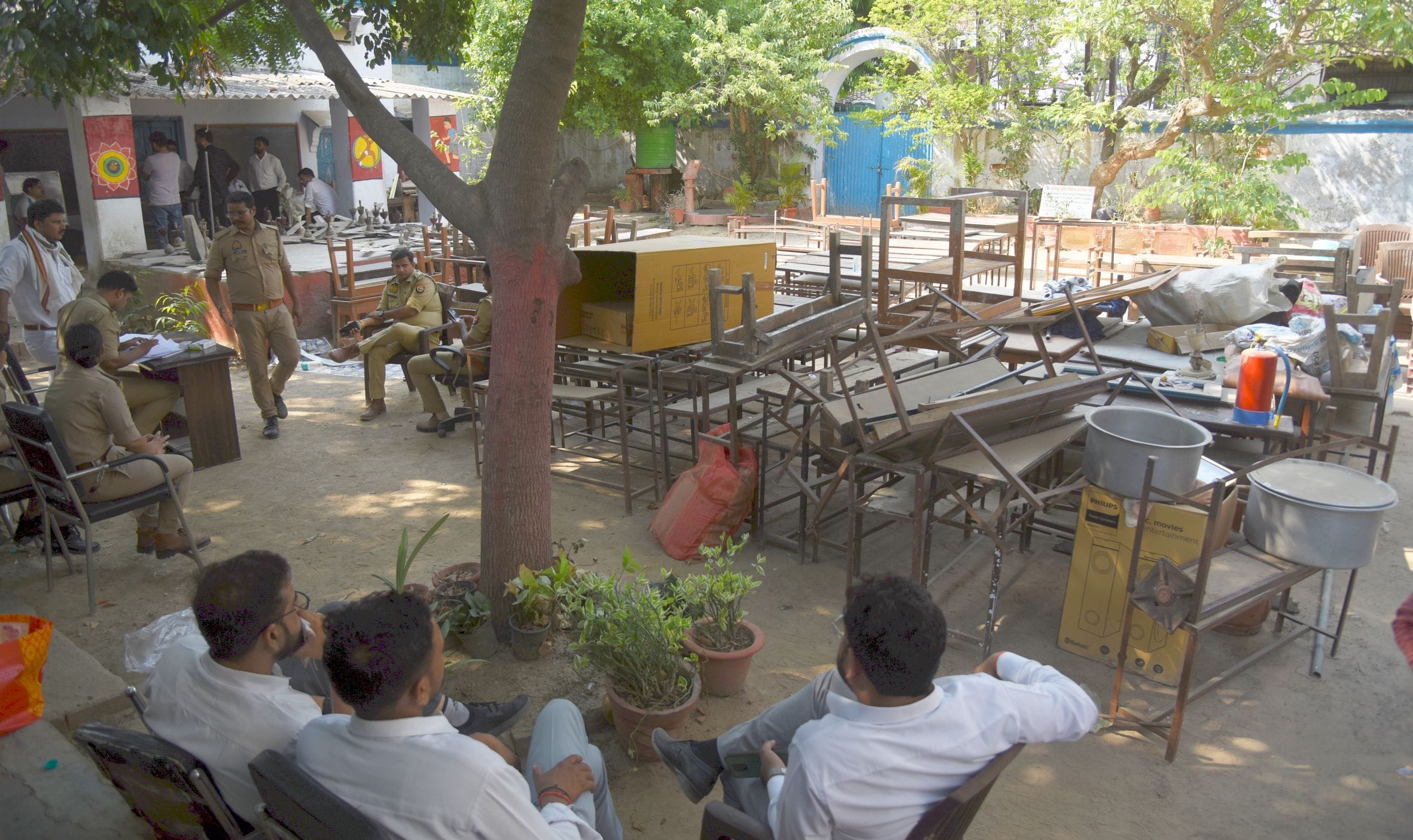 विद्या मंदिर गर्ल्स हाईस्कूल में पुलिस की माैजूदगी में निकाला गया सामान। 