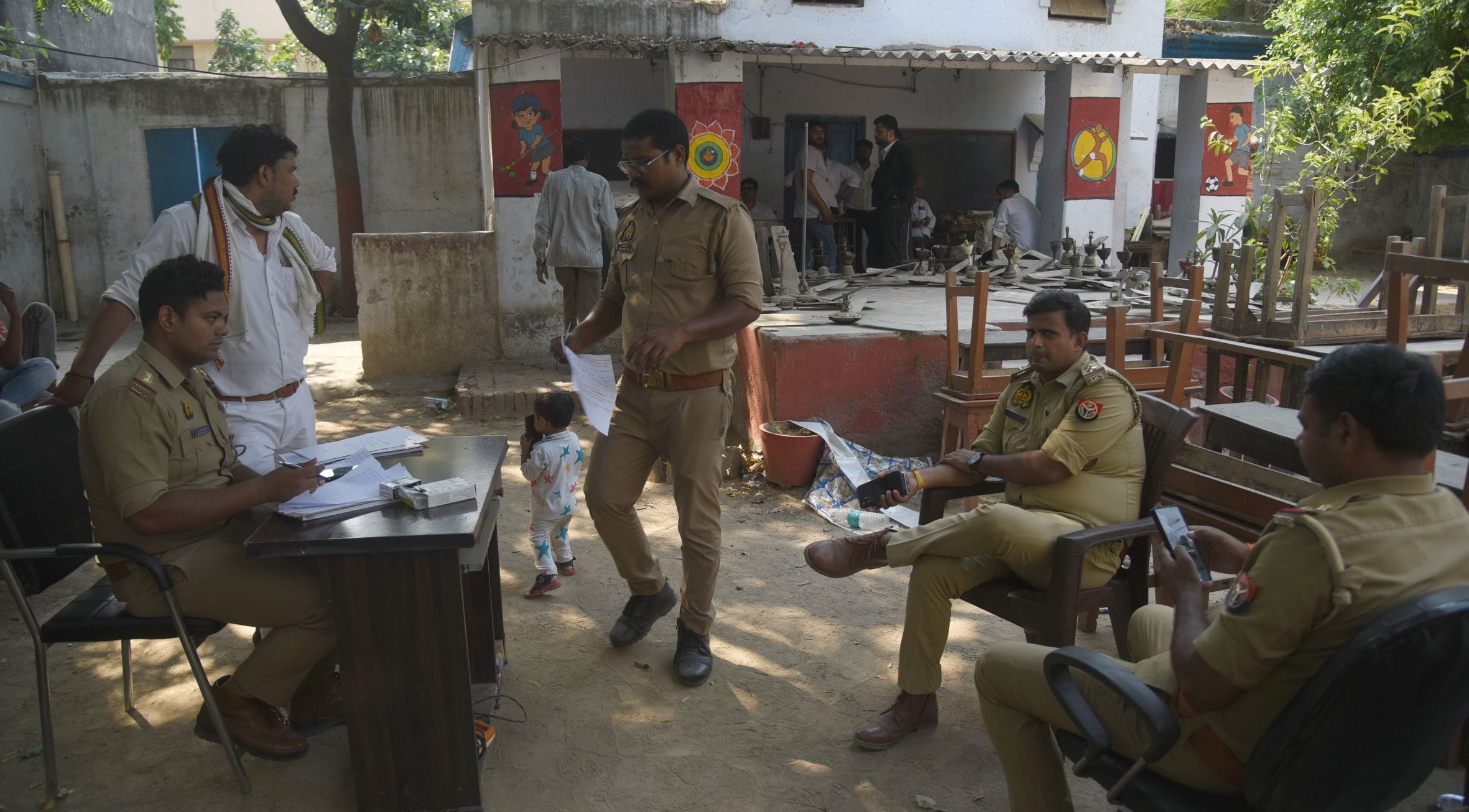 विद्या मंदिर गर्ल्स हाईस्कूल में पुलिस की माैजूदगी में निकाला गया सामान। 