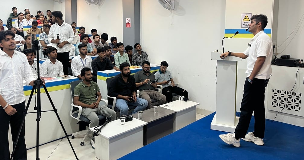 विद्यार्थियों को जानकारी देते ग्लोबल टेक विशेषज्ञ साहिल ढुल। संवाद विद्यार्थियों को जानकारी देते ग्लोबल टेक विशेषज्ञ साहिल ढुल। संवाद
