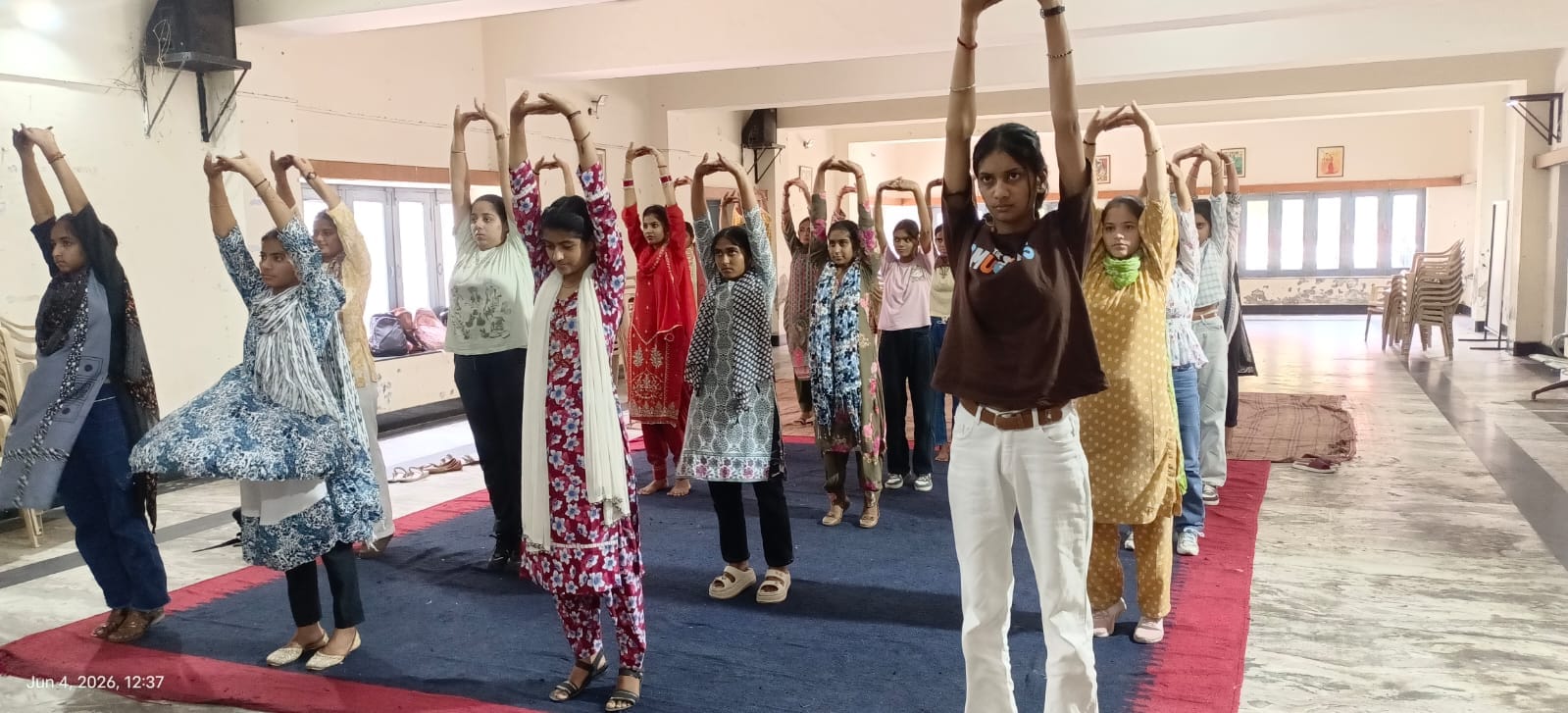 योग प्रशिक्षण शिविर में योगाभ्यास करते विद्यार्थी। संस्था