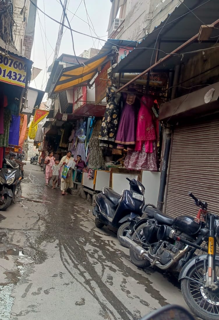 10-रोहतक के किला रोड पर गंडेरी वाली 12 फीट चौड़ी है लेकिन अतिक्रमण के बाद मुश्किल दो फीट बची ह 10-रोहतक के किला रोड पर गंडेरी वाली 12 फीट चौड़ी है लेकिन अतिक्रमण के बाद मुश्किल दो फीट बची ह