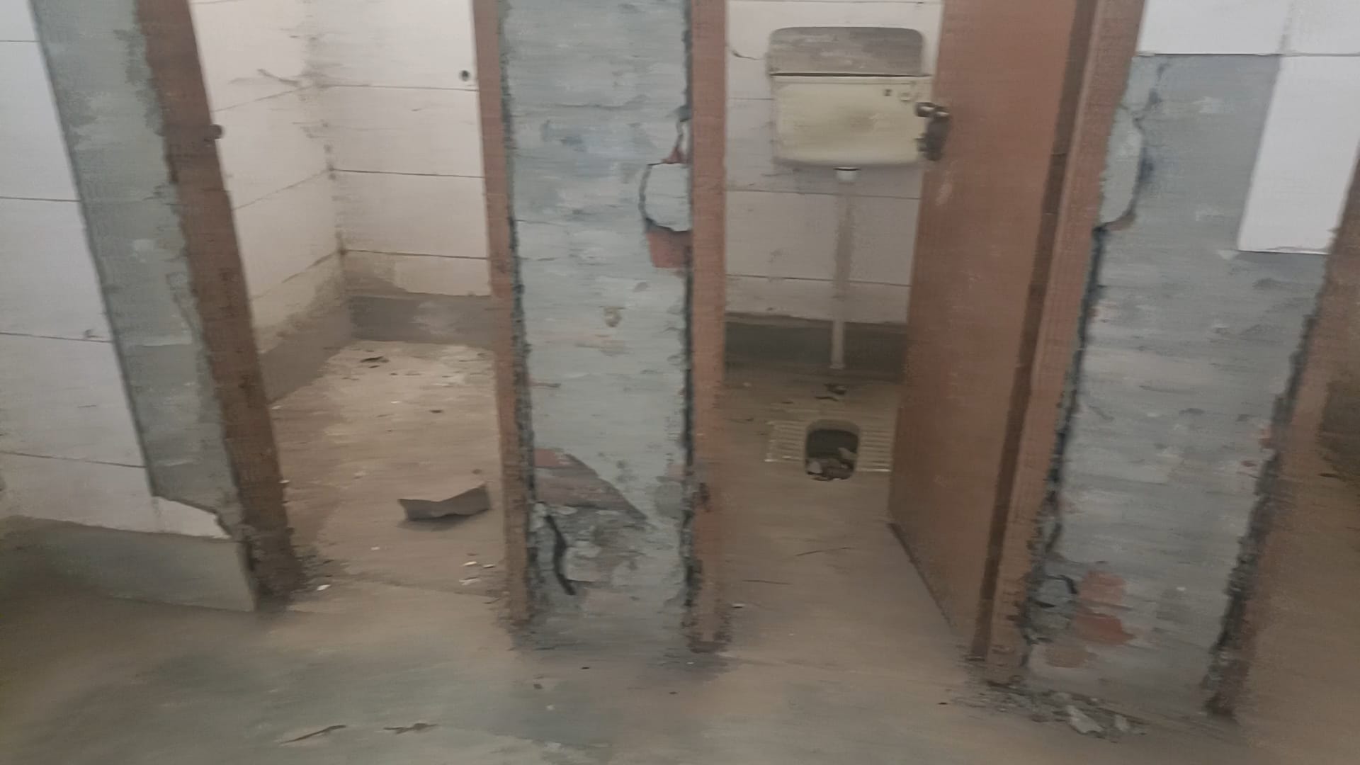 आउटडोर स्टेडियम में उगी हुई घास। संवाद