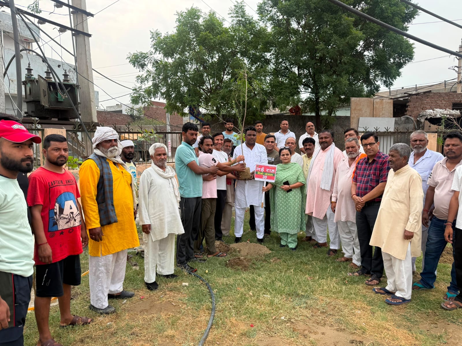 अमर उजाला चौपाल कार्यक्रम में ग्रामीणों को संबोधित करते जिला परिषद सदस्य के प्रतिनिधि सुरेंद्
