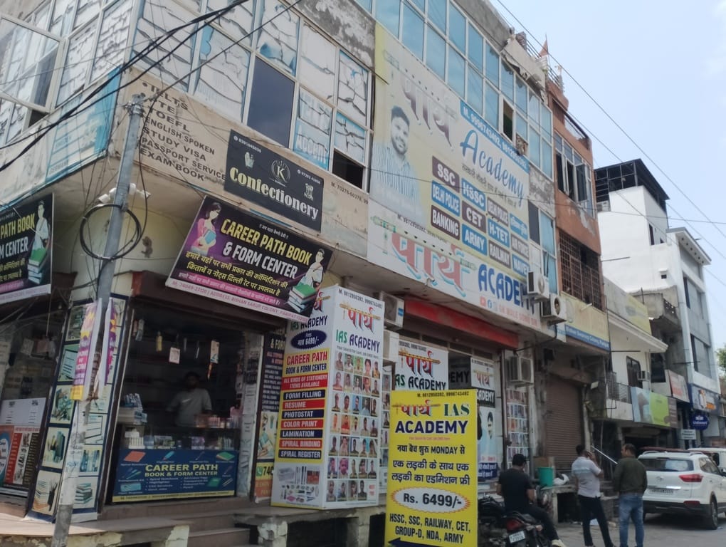 एक होटल में अग्निशमन की जानकारी लेते लीडिंग फायरमैन अमित गोस्वामी। स्रोत : स्वयं