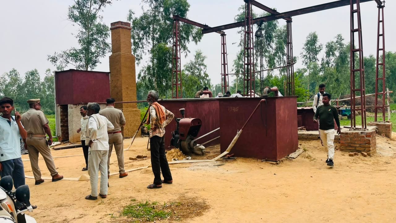 फैजगंज बेहटा थाना के गांव सुनेरी पापड़ी में मेंथा टैंक की सफाई के चलते दो भाईयों की मौत के बाद श
