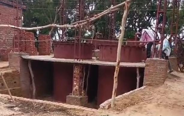 फैजगंज बेहटा थाना के गांव सुनेरी पापड़ी में मेंथा टैंक की सफाई के चलते दो भाईयों की मौत के बाद श