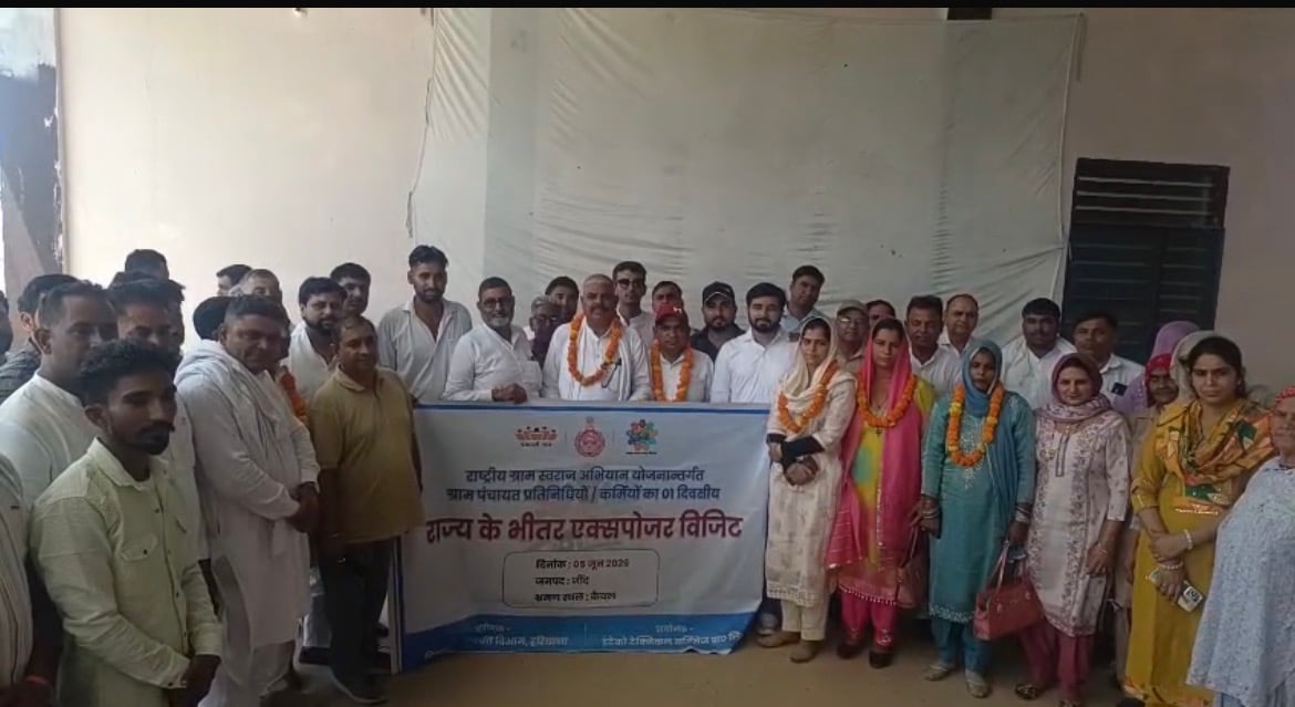 फूलों की माला पहनाकर सरपंचों का स्वागत करते गांव के लोग। संवाद फूलों की माला पहनाकर सरपंचों का स्वागत करते गांव के लोग। संवाद
