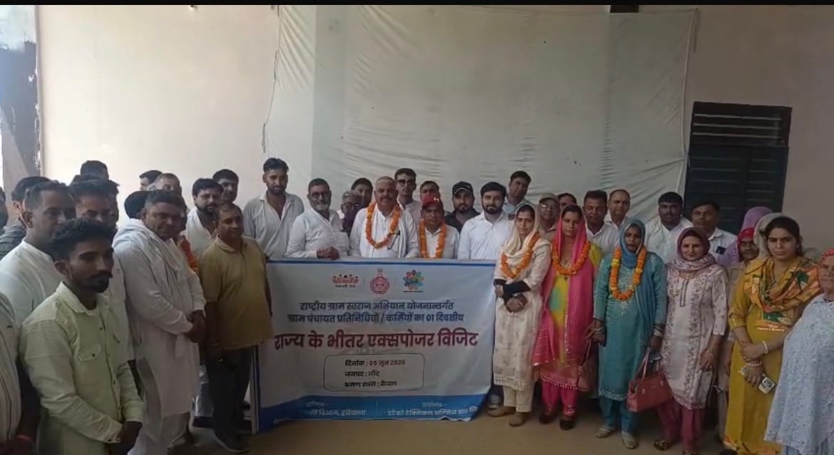 फूलों की माला पहनाकर सरपंचों का स्वागत करते गांव के लोग। संवाद फूलों की माला पहनाकर सरपंचों का स्वागत करते गांव के लोग। संवाद
