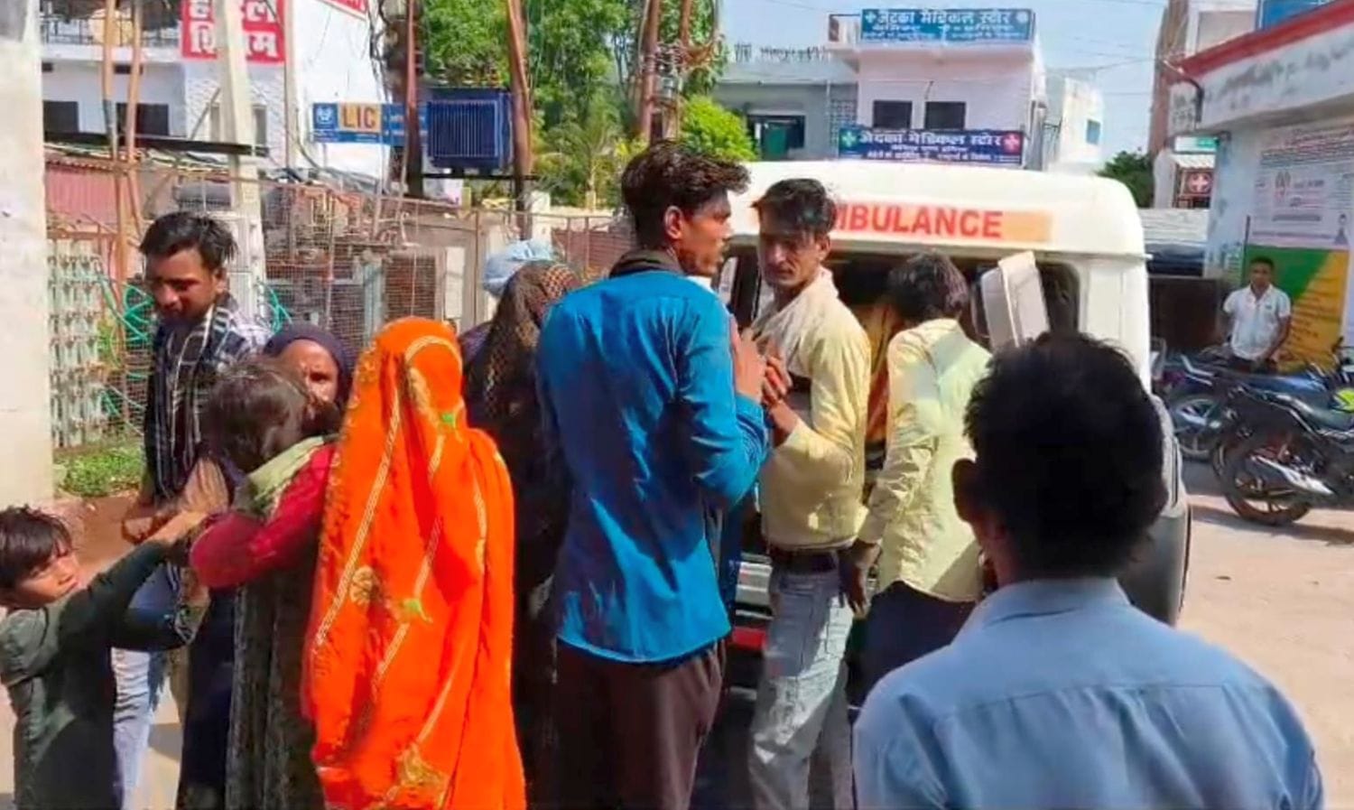 फोटो 05 एमएएचपी 16 परिचय-पिपरामाफ गांव के पास पेड़ से टकराकर क्षतिग्रस्त हुई डीसीएम। संवाद फोटो 05 एमएएचपी 16 परिचय-पिपरामाफ गांव के पास पेड़ से टकराकर क्षतिग्रस्त हुई डीसीएम। संवाद