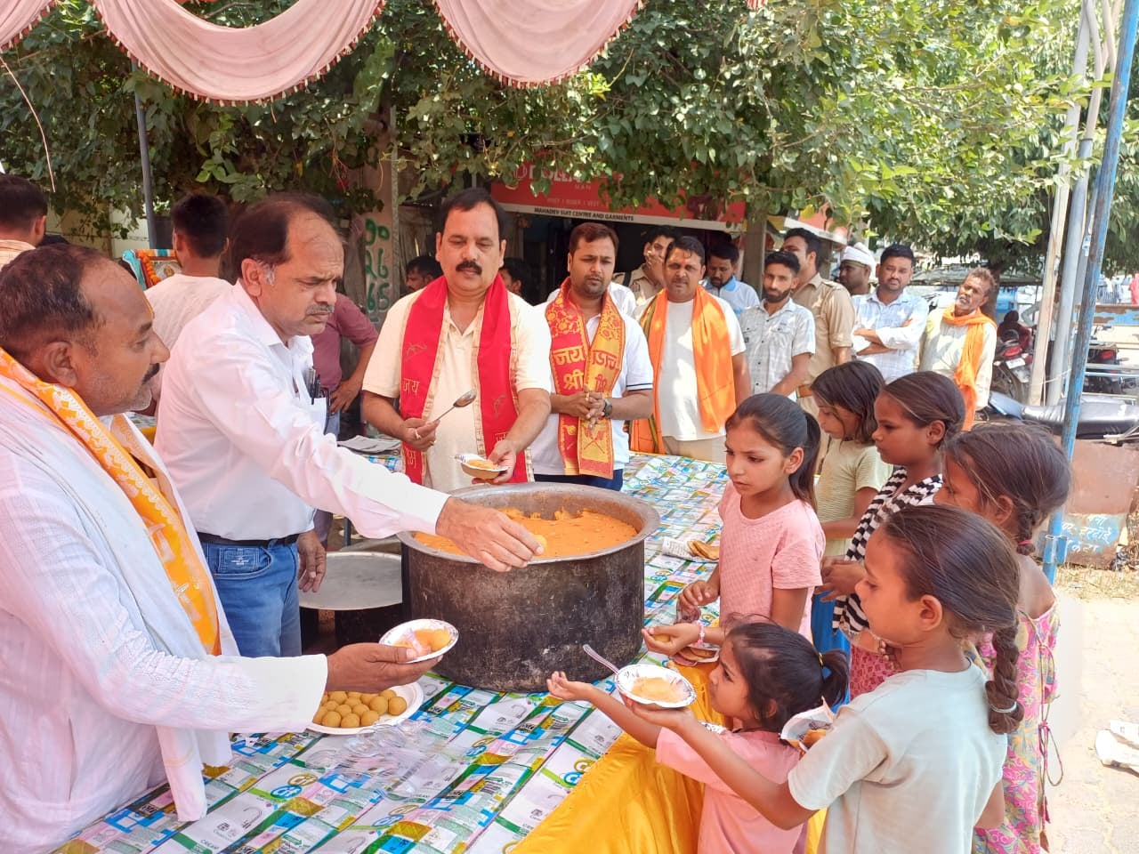 फोटो-11- सांडी रोड पर सुंदर कांड पाठ करते श्रद्धालु। संवाद फोटो-11- सांडी रोड पर सुंदर कांड पाठ करते श्रद्धालु। संवाद