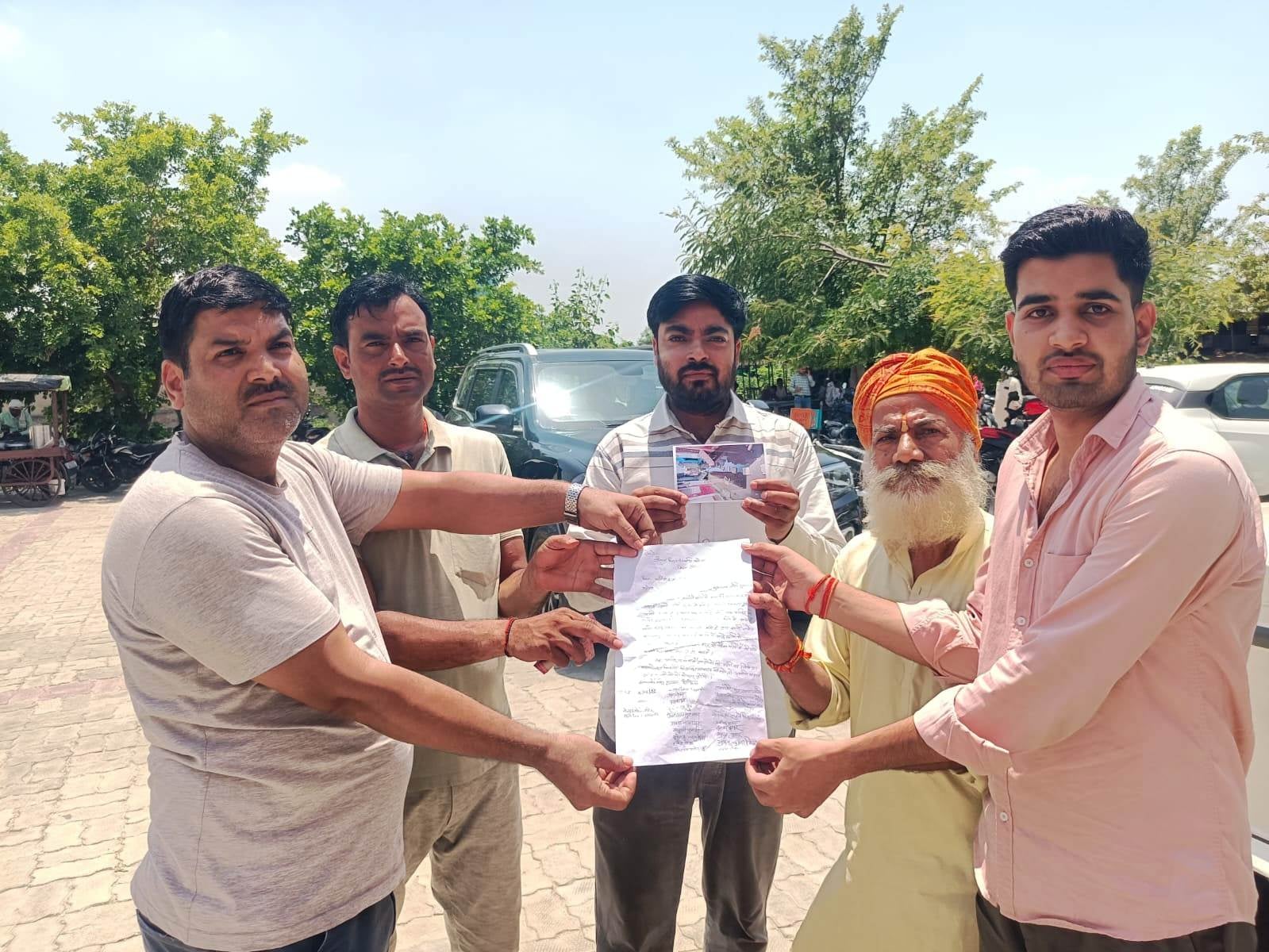फोटो-13- गली में भरा पानी और नाराजगी जतातीं महिलाएं।संवाद फोटो-13- गली में भरा पानी और नाराजगी जतातीं महिलाएं।संवाद