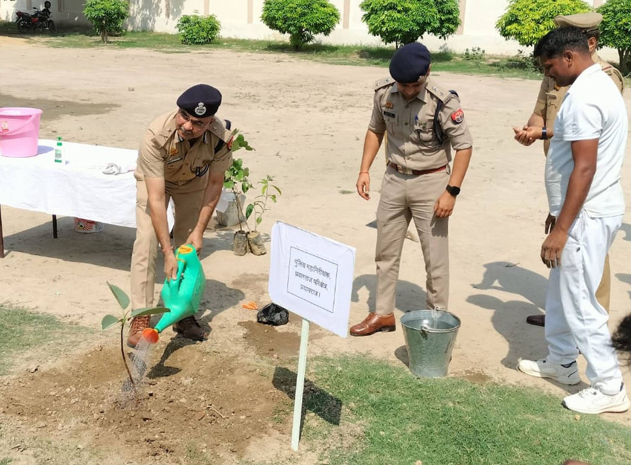 फोटो-13-पौध रोपित करते प्रभारी मंत्री। स्रोत: सूचना फोटो-13-पौध रोपित करते प्रभारी मंत्री। स्रोत: सूचना