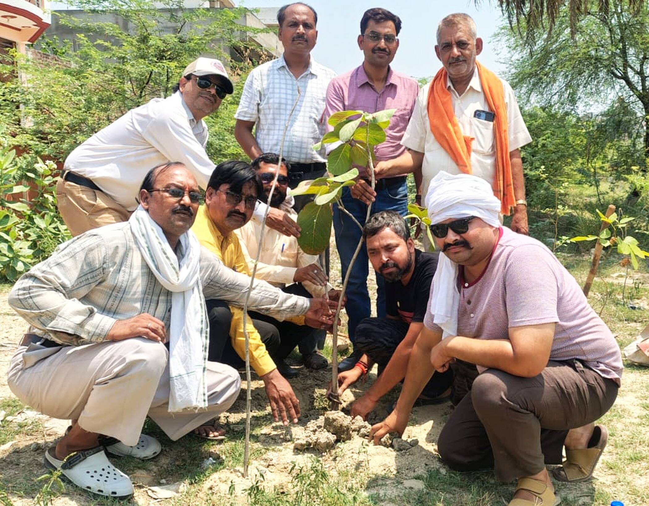 फोटो-13-पौध रोपित करते प्रभारी मंत्री। स्रोत: सूचना फोटो-13-पौध रोपित करते प्रभारी मंत्री। स्रोत: सूचना