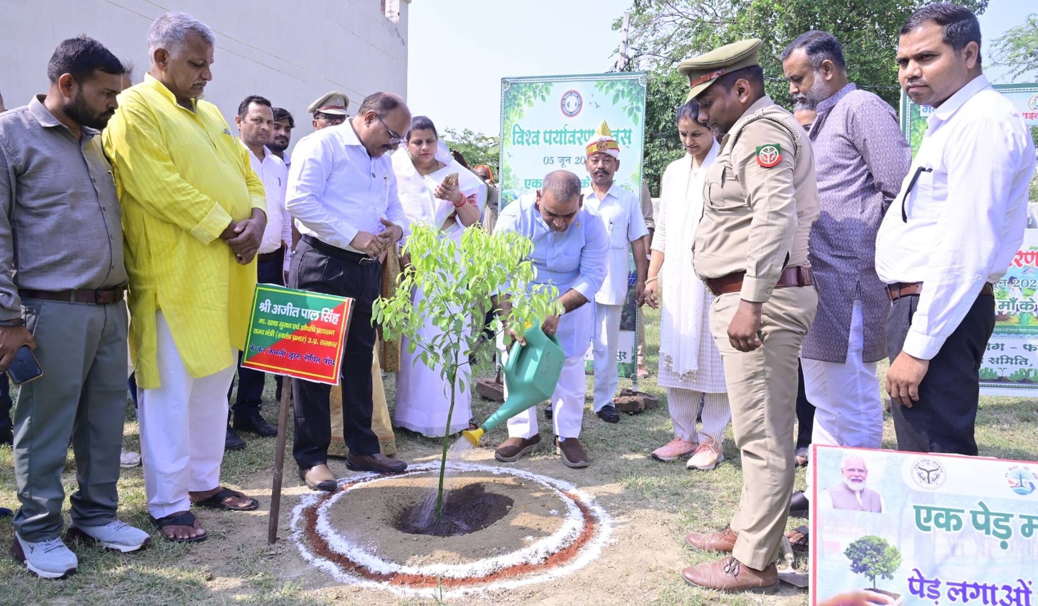 फोटो-13-पौध रोपित करते प्रभारी मंत्री। स्रोत: सूचना फोटो-13-पौध रोपित करते प्रभारी मंत्री। स्रोत: सूचना