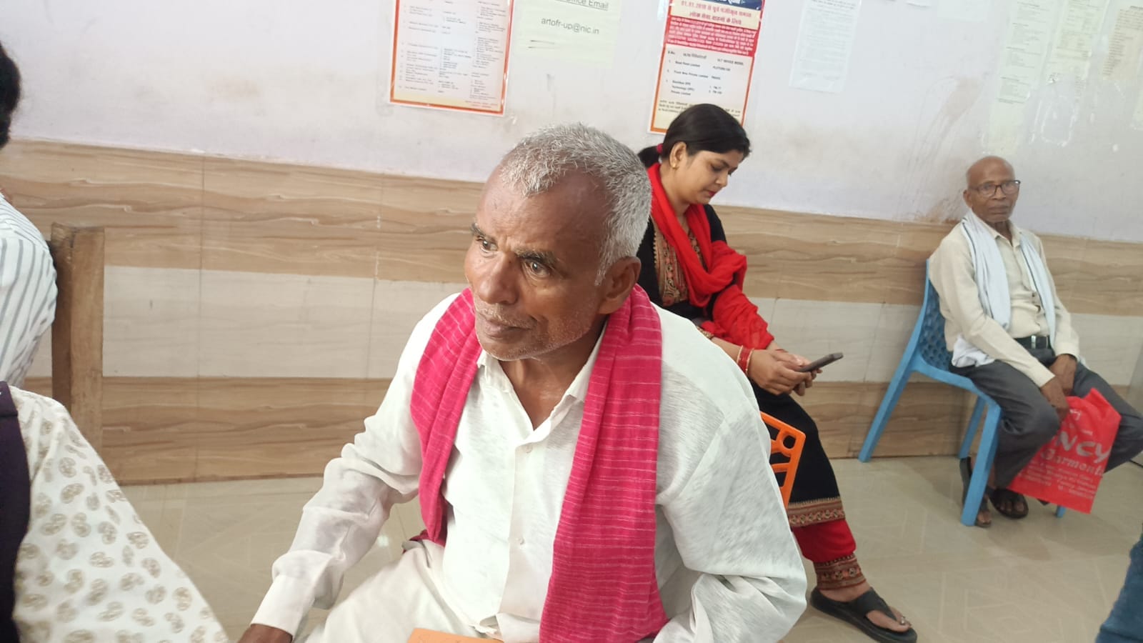 फोटो-14 एआरटीओ में काउंटर से लिपिक गायब होने से इंतजार में खड़े लोग। संवाद फोटो-14 एआरटीओ में काउंटर से लिपिक गायब होने से इंतजार में खड़े लोग। संवाद