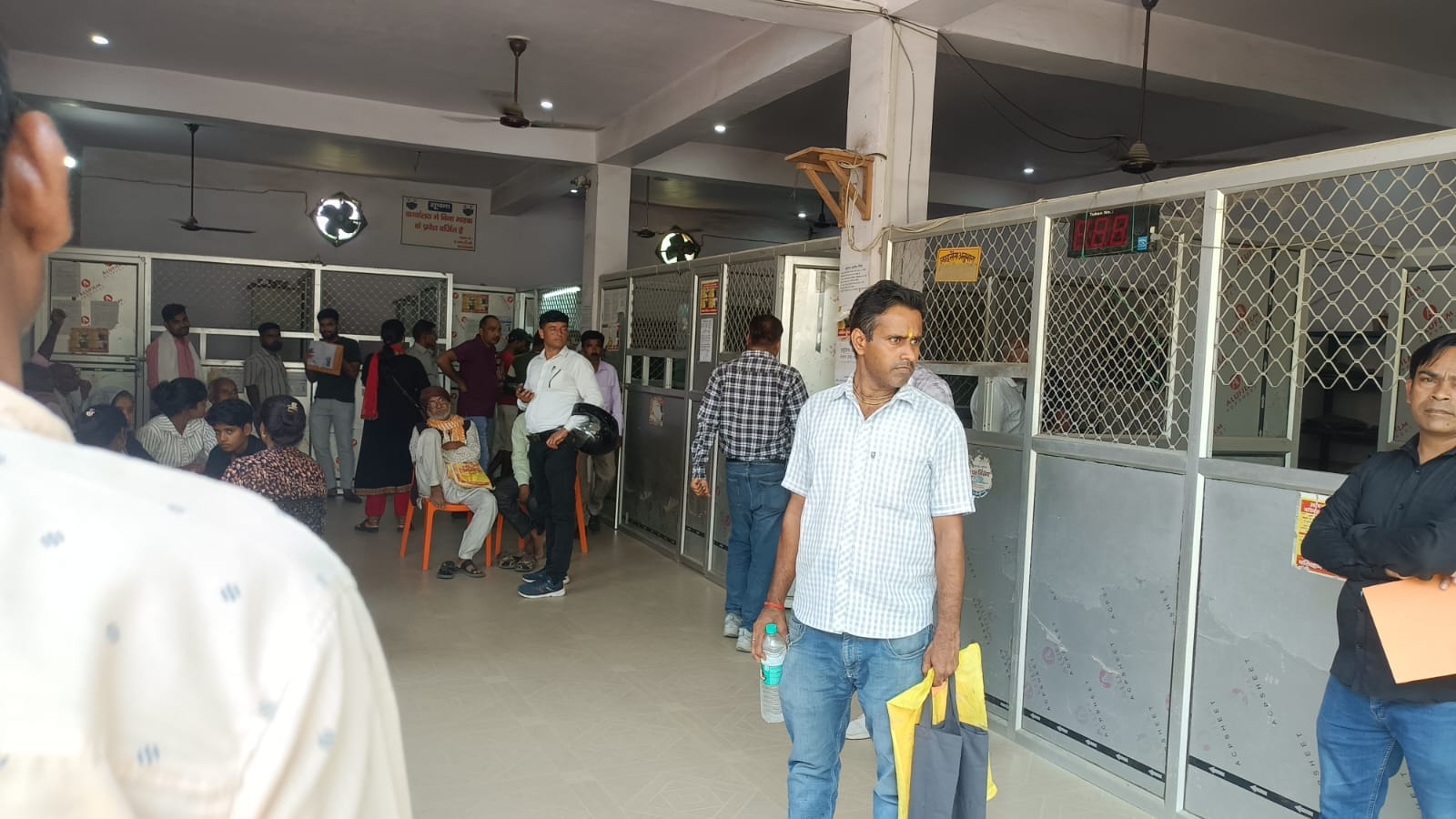 फोटो-14 एआरटीओ में काउंटर से लिपिक गायब होने से इंतजार में खड़े लोग। संवाद फोटो-14 एआरटीओ में काउंटर से लिपिक गायब होने से इंतजार में खड़े लोग। संवाद