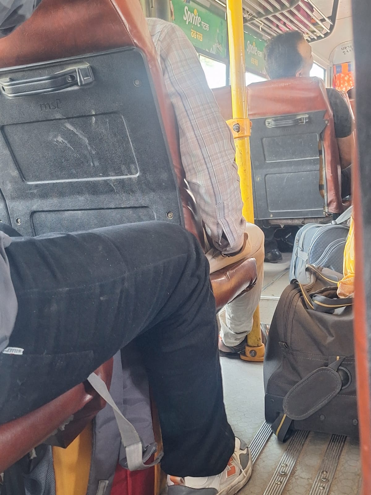 फोटो-24 महटौली स्थित ढाबे में खड़ी बस। संवाद फोटो-24 महटौली स्थित ढाबे में खड़ी बस। संवाद