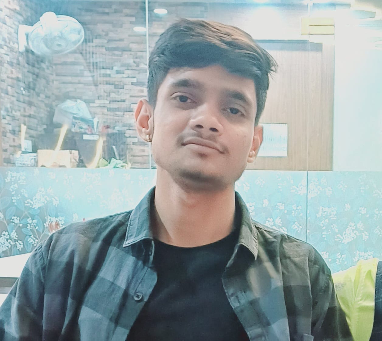 फोटो-24 महटौली स्थित ढाबे में खड़ी बस। संवाद फोटो-24 महटौली स्थित ढाबे में खड़ी बस। संवाद